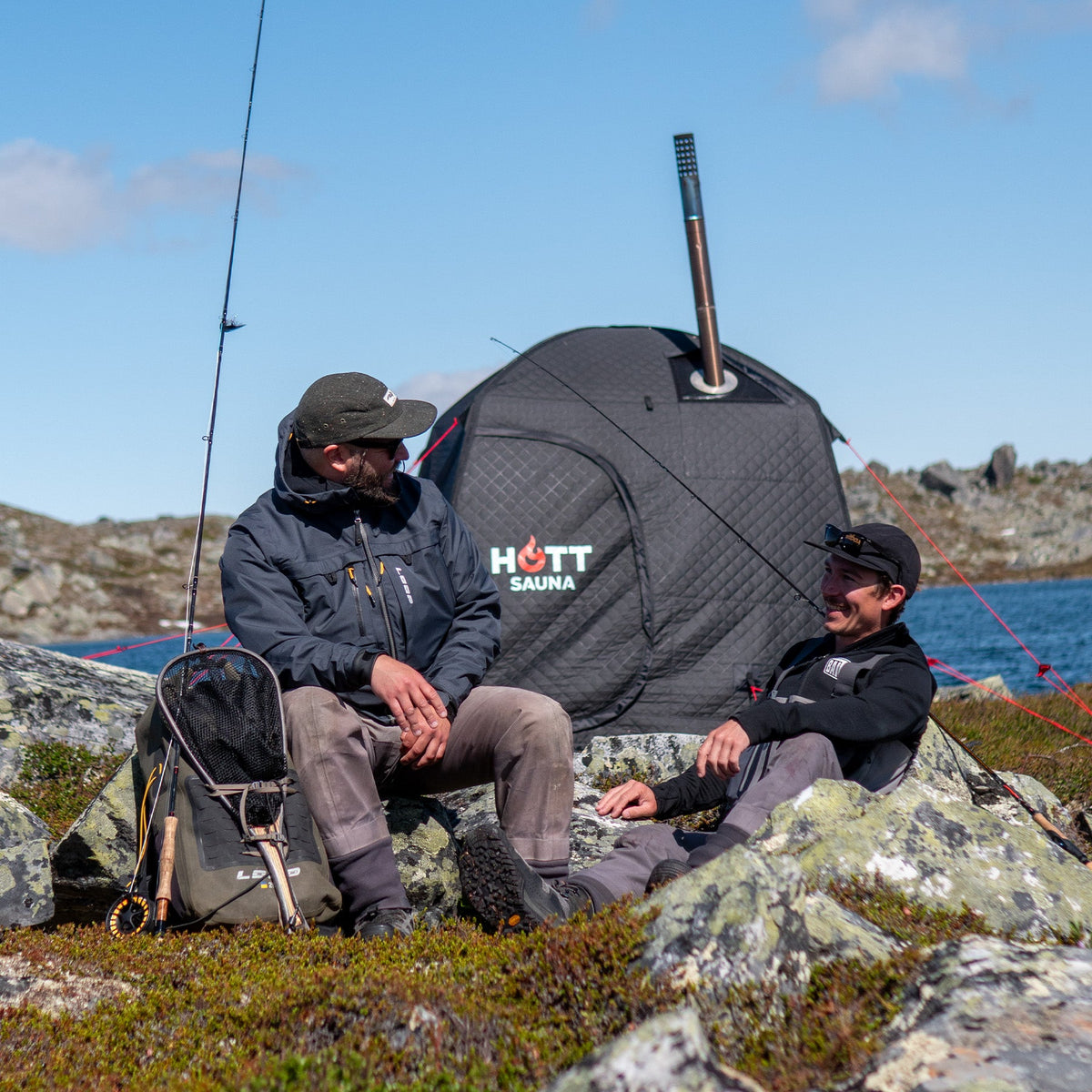 Jens Sankala och Simon Ekdahl, grundarna av HOTT Sauna, vid bastutältet Gnistan på fjället
